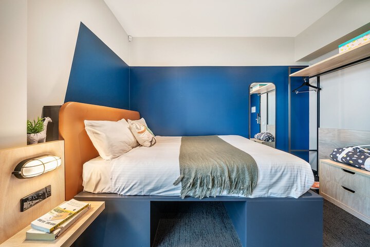 Room 33 of 80