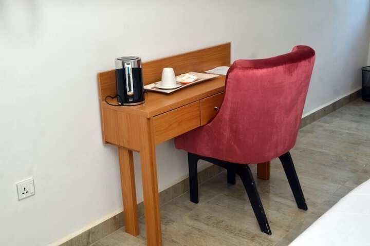 Room 6 of 12