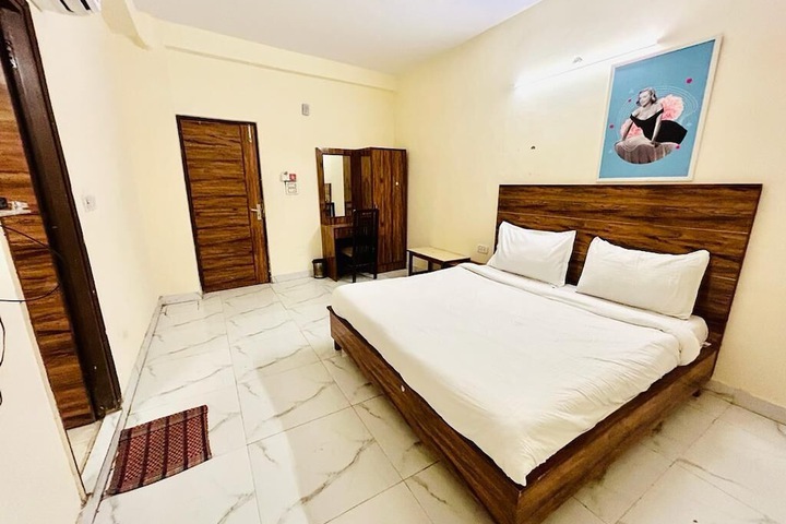 Room 4 of 15