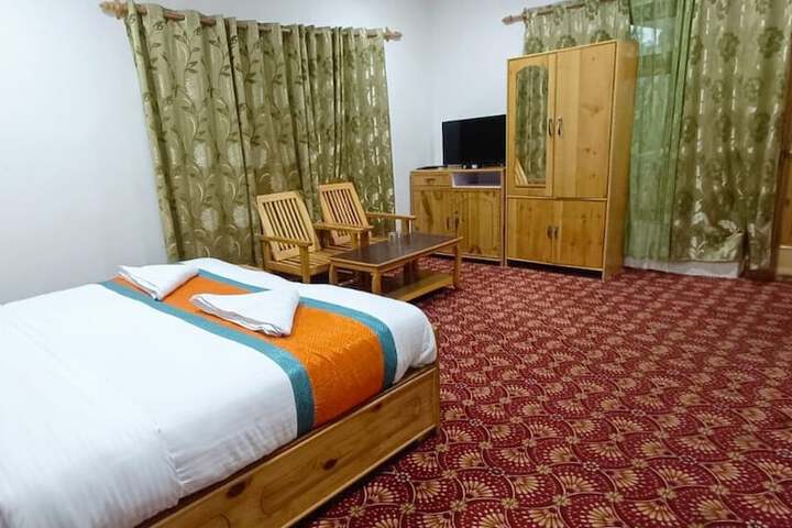Room 5 of 12