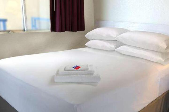 1 Queen Bed (3 of 7)