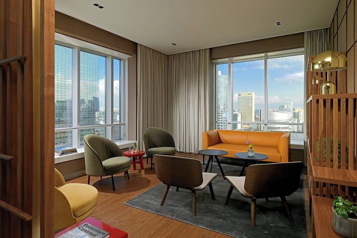 Lounge 54 of 69