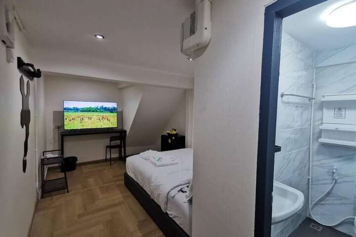 Room 8 of 22