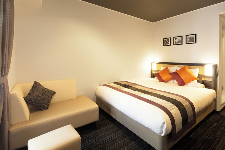 Room 9 of 18