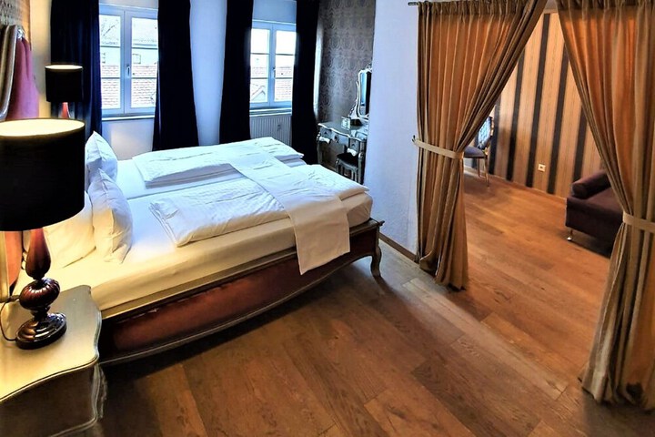 Room 8 of 22