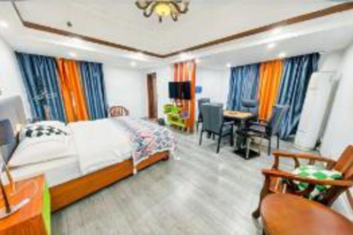 Room 6 of 8