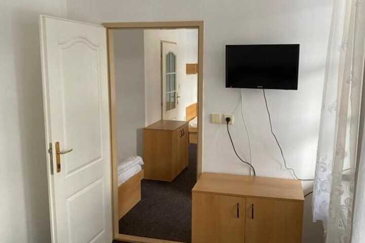 Room 13 of 33