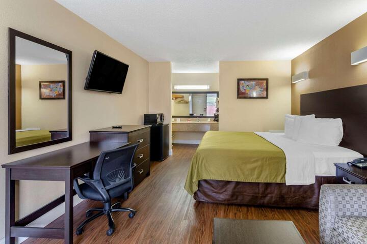 1 King Bed (5 of 8)
