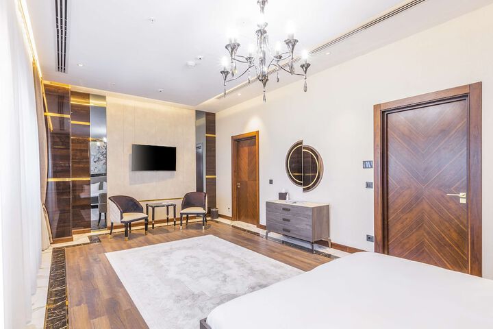 Room 13 of 106