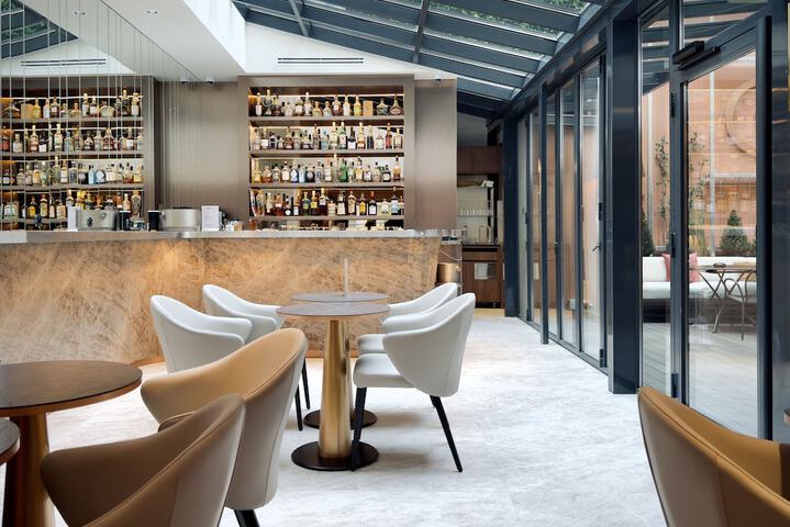 Lounge 42 of 50