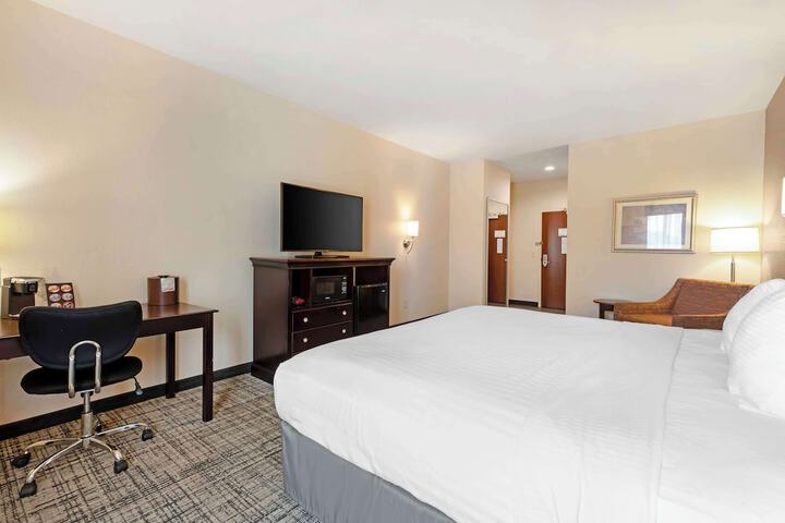 1 King Bed High Speed Internet Accessible Microwave and Refrigerator Flat Screen Television Desk Full Breakfast (1 of 14)