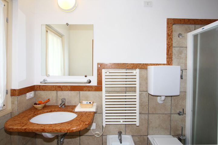 Room 16 of 32