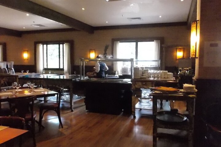 Dining 16 of 19