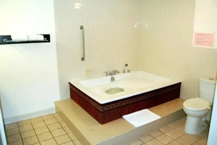 Room 8 of 10