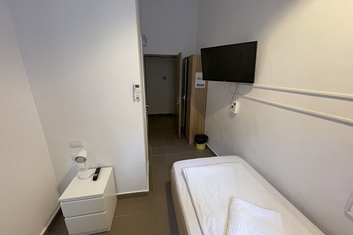 Room 11 of 109