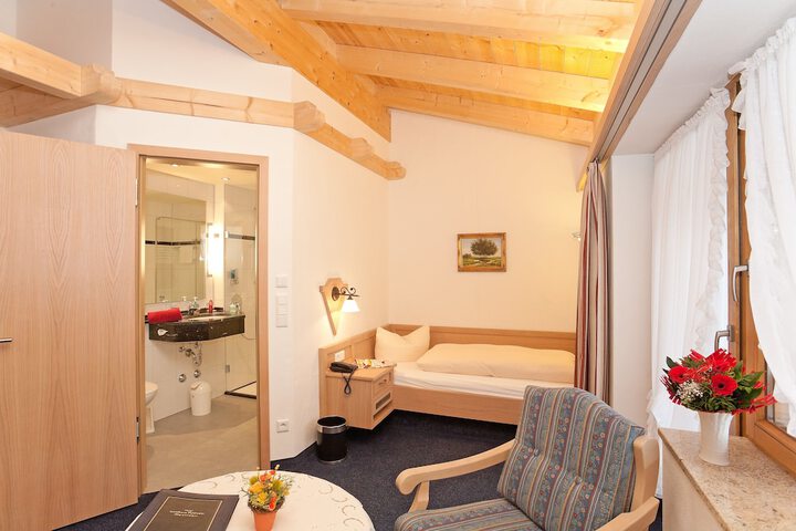 Room 4 of 61