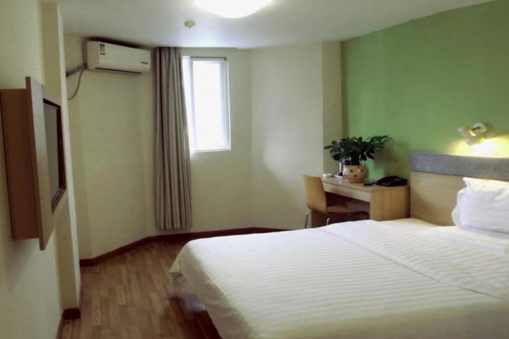 Room 4 of 8