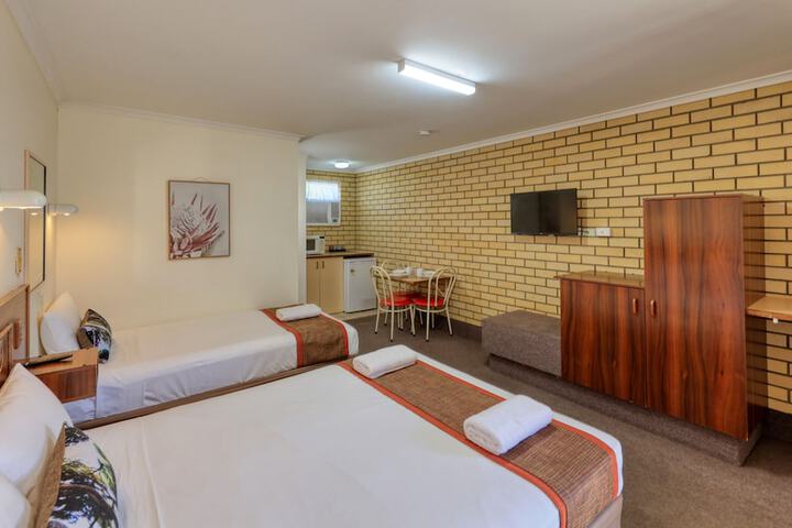 Room 5 of 16