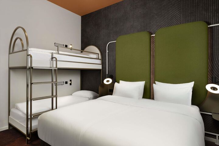 Room 40 of 170