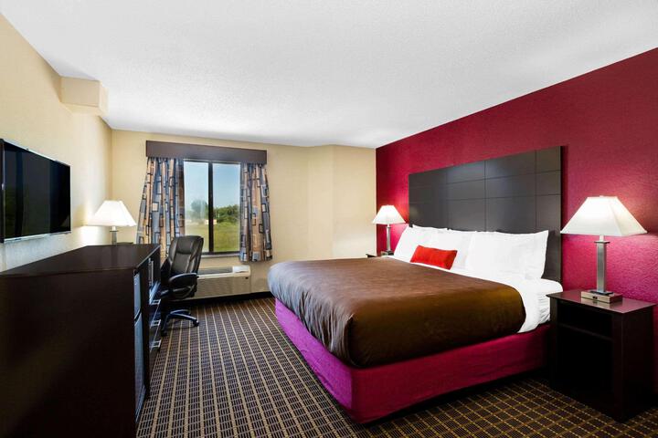 1 King Bed (2 of 6)