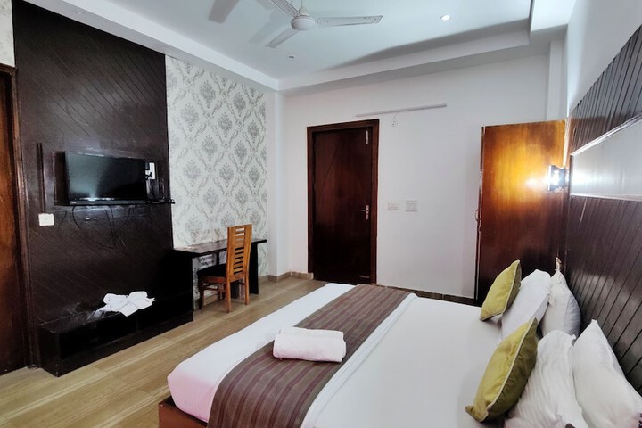 Room 12 of 33