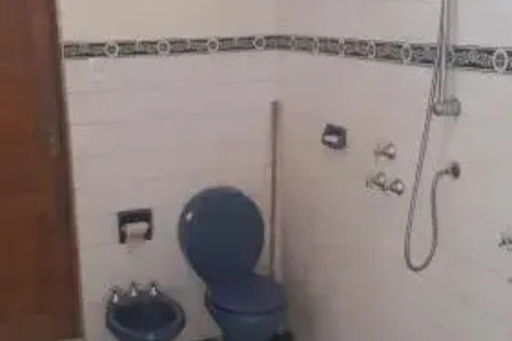 Room 7 of 12