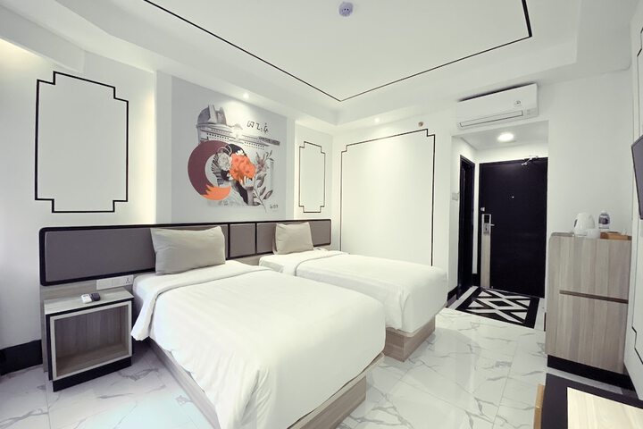 Room 13 of 28
