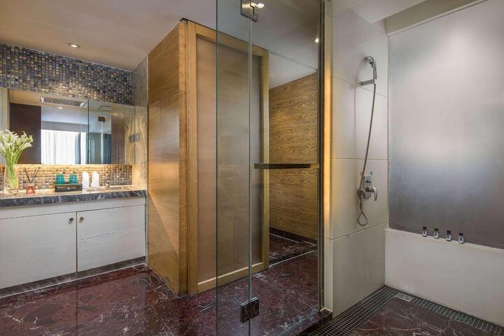 Room 10 of 21