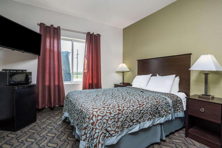 1 Queen Bed (12 of 13)