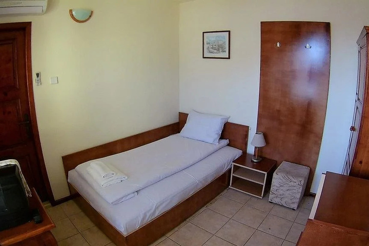 Room 8 of 12