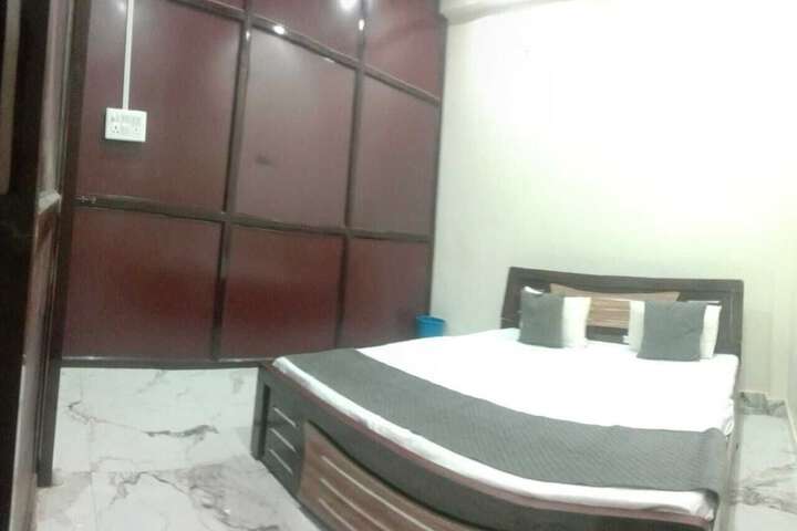 Room 4 of 9