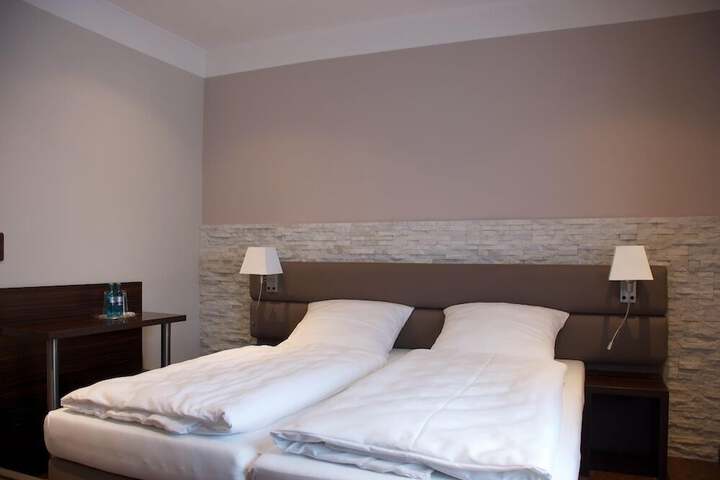 Room 3 of 28