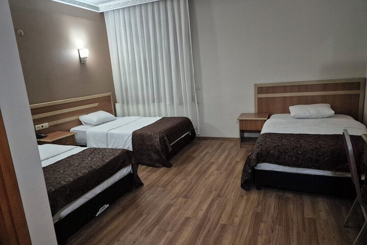 Room 6 of 12