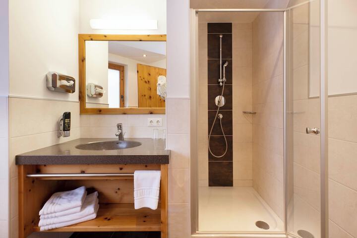Room 6 of 65