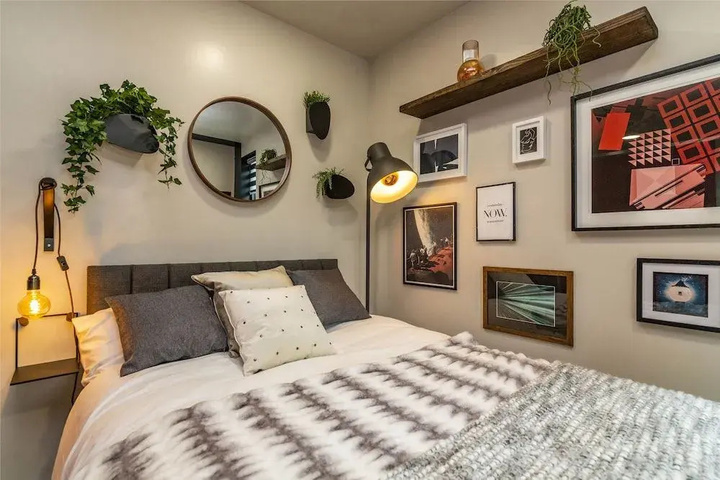 Room 4 of 8