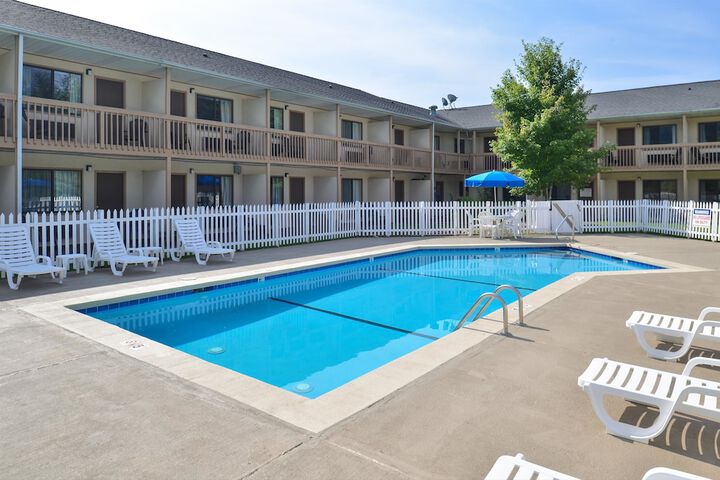 Pool 10 of 15