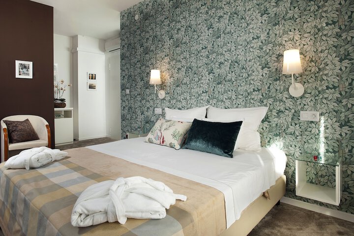 Room 14 of 104