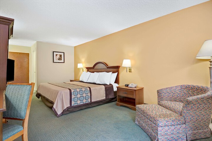 1 King Bed (3 of 9)