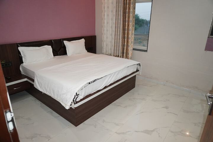 Room 17 of 34