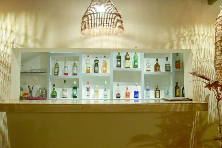 Lounge 72 of 84