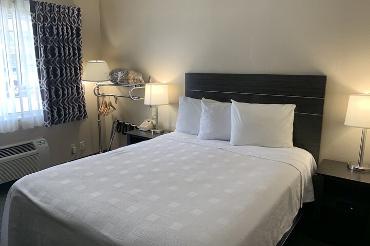 1 Queen Bed (2 of 27)