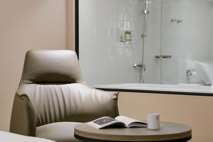 Room 4 of 145