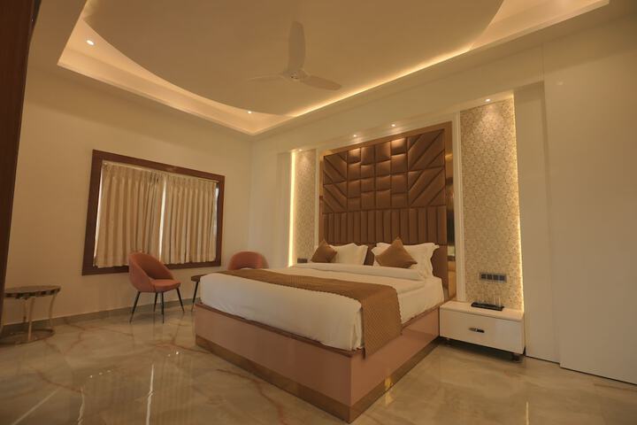 Room 3 of 8