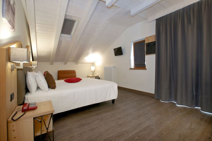 Room 33 of 186