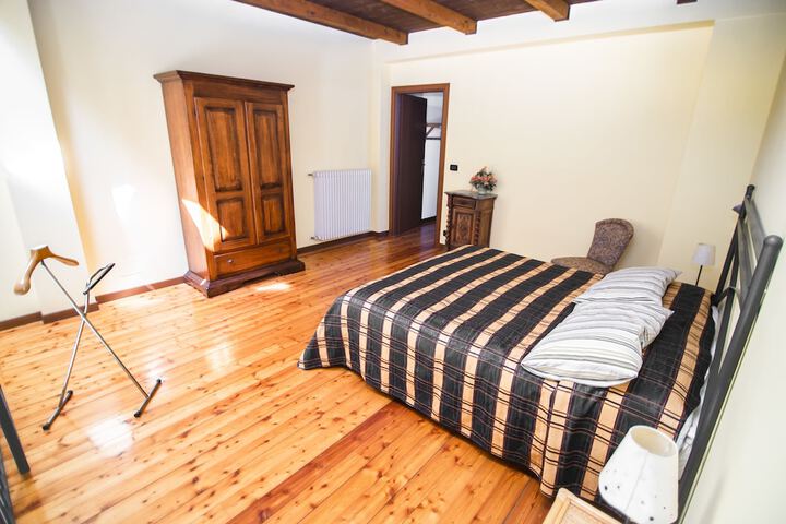 Room 10 of 77