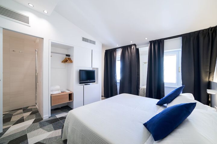 Room 4 of 63