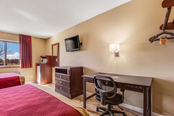 1 Queen Bed (11 of 16)