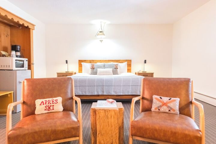 Superior 1 Queen and 1 Double Bed Queen Bed (14 of 26)