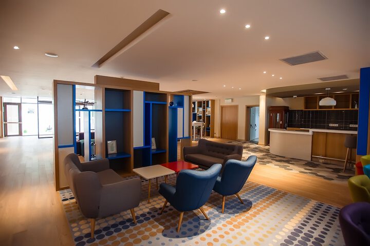 Lounge 67 of 84
