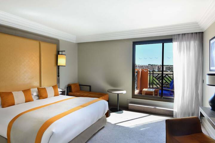 Room 30 of 222